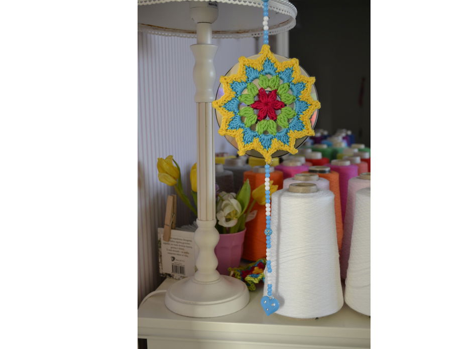 Gehäkeltes Mandala als Fensterdekoration