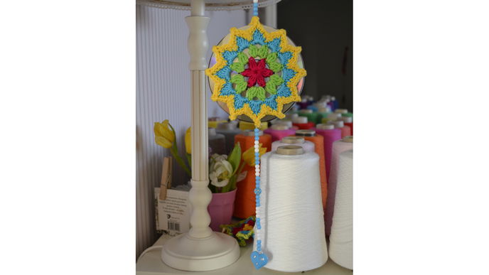 Gehäkelte Mandala-Fensterdeko von DO IT WITH LOVE