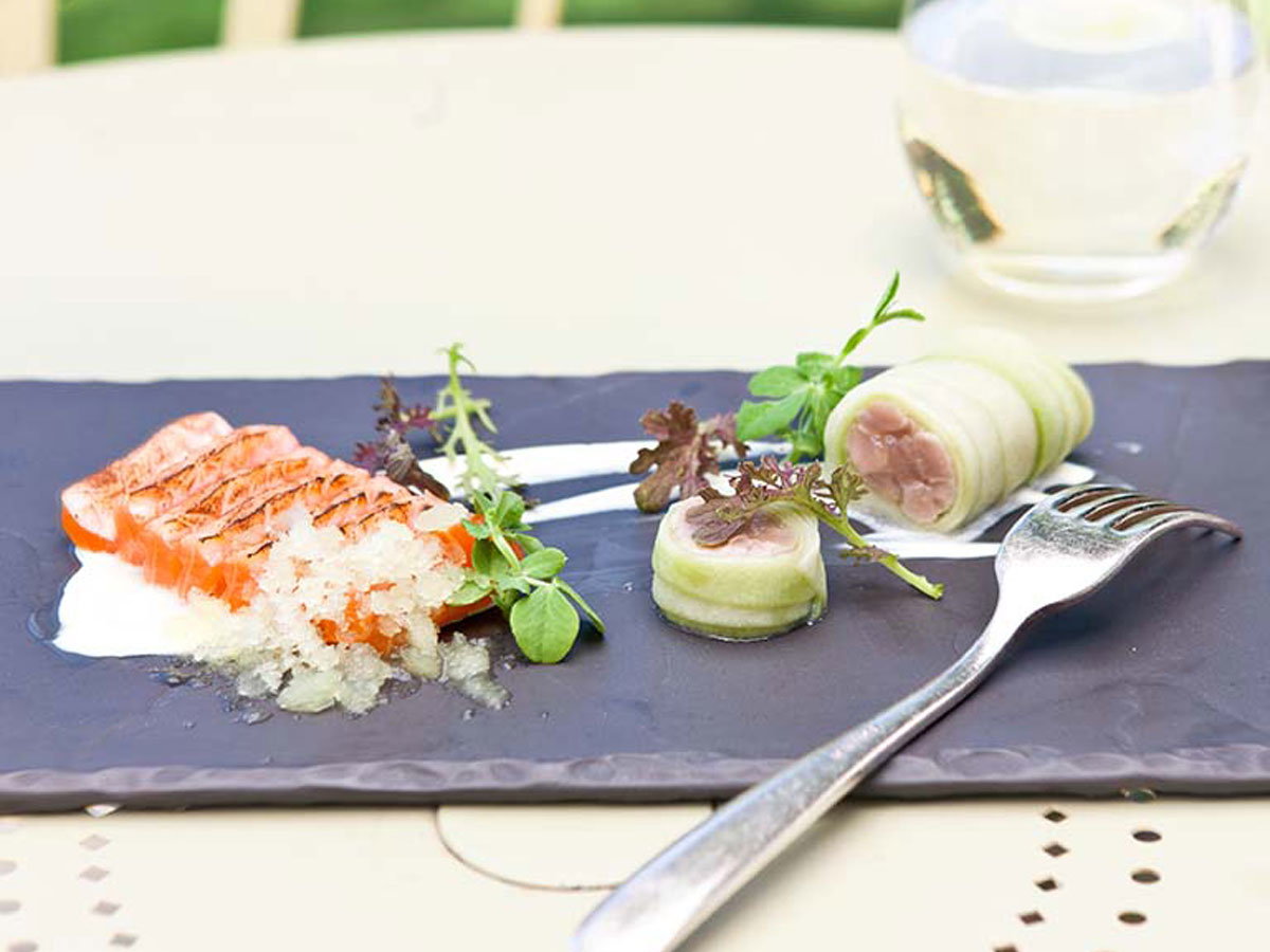 Marinierter Lachs mit Gurken-Granita