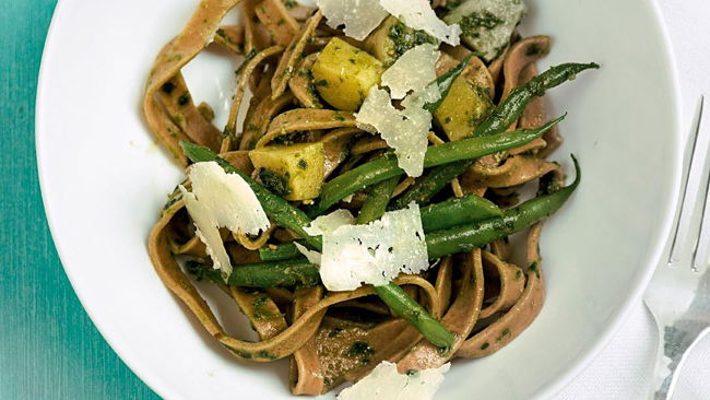 Cornelia Poletto verrät Ihr Rezept für Maronen-Tagliatelle mit Bohnen und Pesto