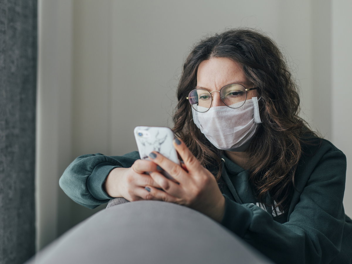 Maskenpflicht: Tipps gegen eine beschlagene Brille: Frau mit Brille und Maske