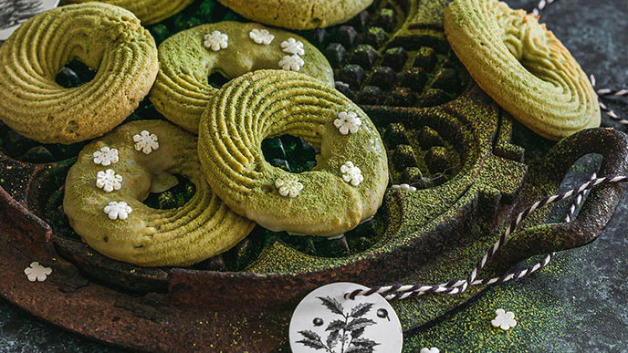 Matcha-Kringel mit Orangen-Guss