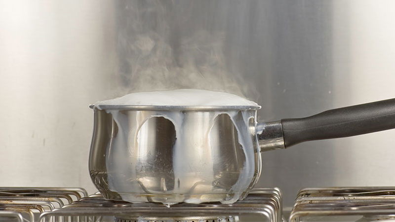 Warum kocht Milch so schnell über? 5 Tipps!
