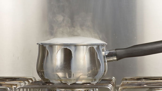 Warum kocht Milch so schnell über? 5 Tipps!