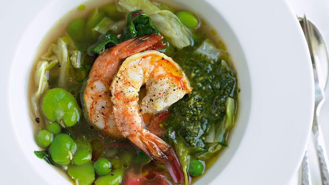 Minestrone verde mit Garnelen und Minz-Pesto