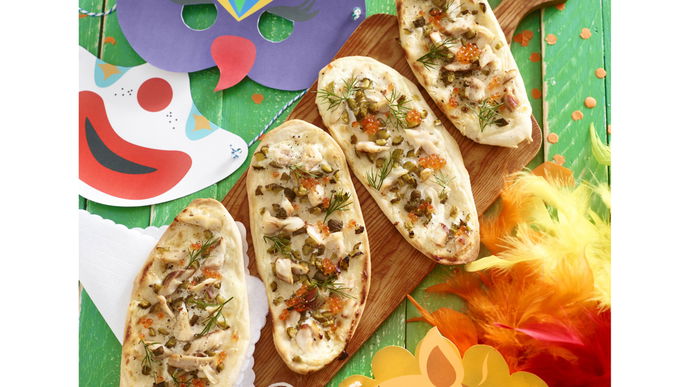 Mini-Flammkuchen mit geräucherter Forelle