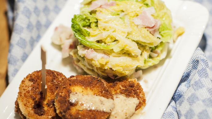 Panierte Weißwürstl mit Maroni-Speck-Wirsing