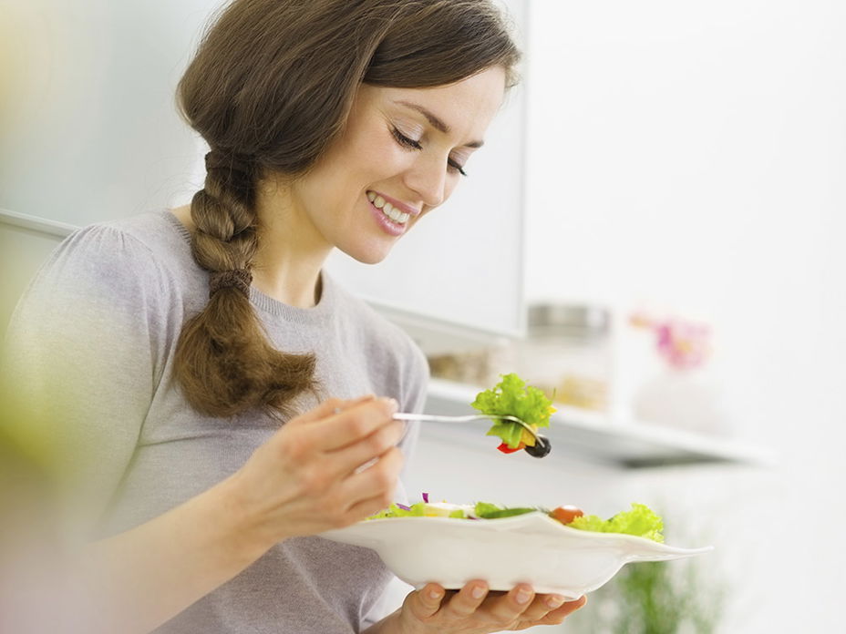 Frau ernährt sich gesund