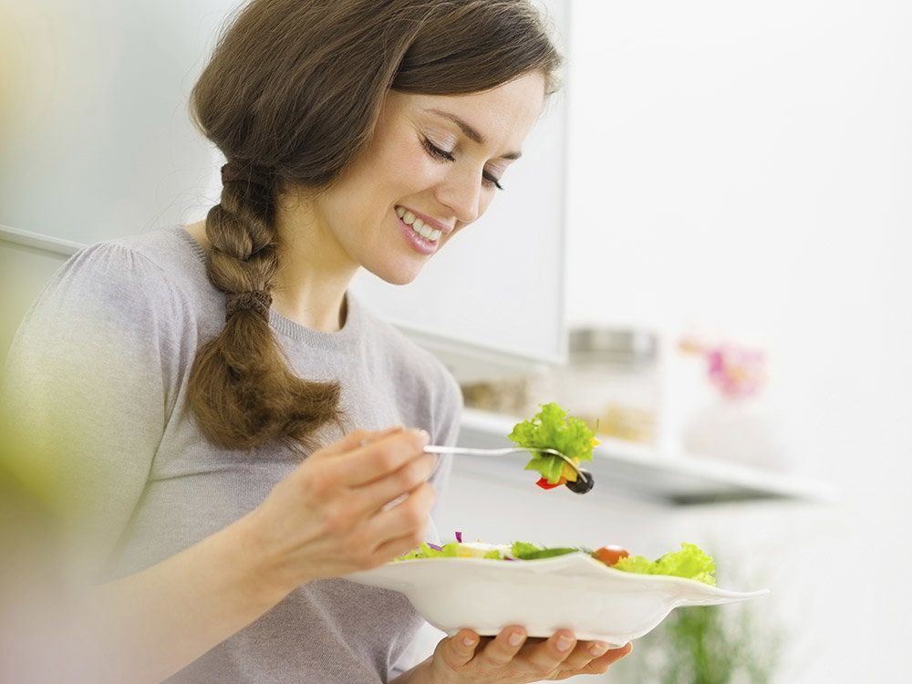 Frau ernährt sich gesund