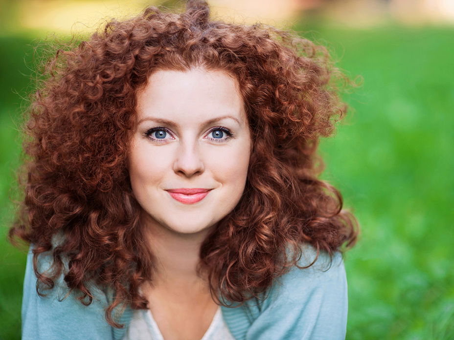 Frau mit Naturkrause