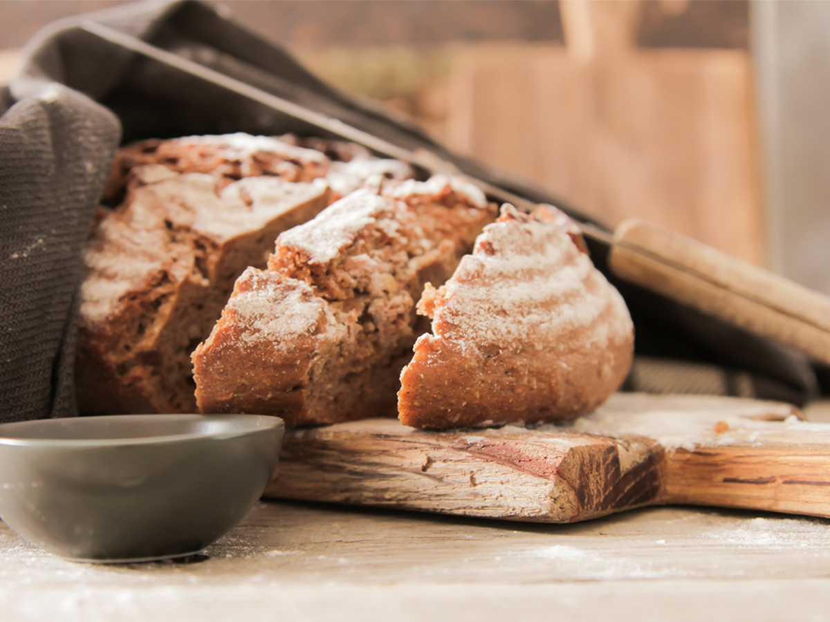 knuspriges No-Knead-Bread in grobe Scheiben geschnitten