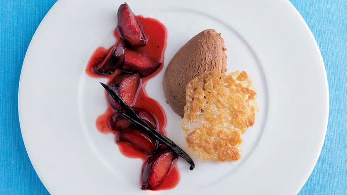 Nougatmousse mit Rotweinpflaumen und Mandelgebäck