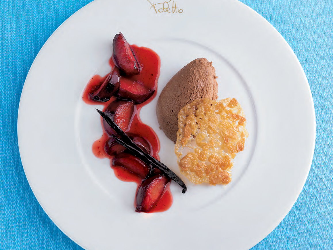 Nougatmousse mit Rotweinpflaume