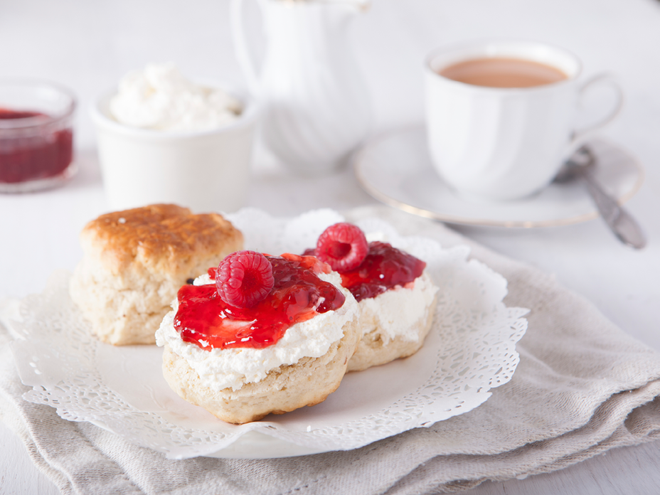Englische Scones mit Clotted Cream und Himbeer-Marmelade