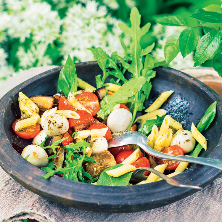 Rezept mit dem FÜR SIE Sommergewürz: Nudelsalat mit gebratener Aubergine und Mozzarella