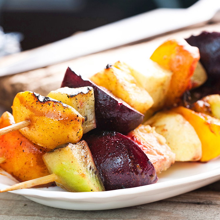 Obst grillen - Wir zeigen Ihnen, wie Sie Früchte als Dessert oder als süße und vegetarische Alternative auf dem Grillrost richtig zubereiten