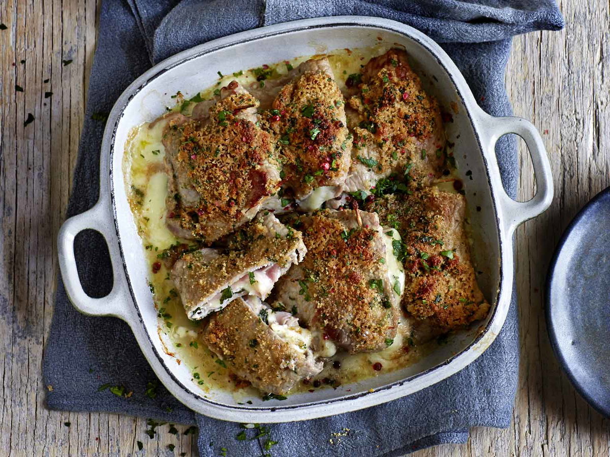 Ofenschnitzel Cordon bleu mit Schinken und Appenzeller gefüllt in einer Auflaufform