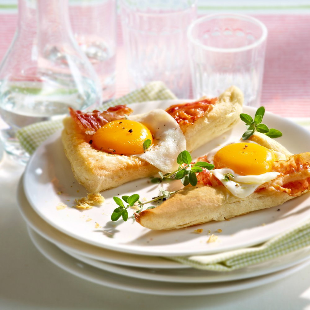 Knoblauch-Ecken mit Ei und Bacon