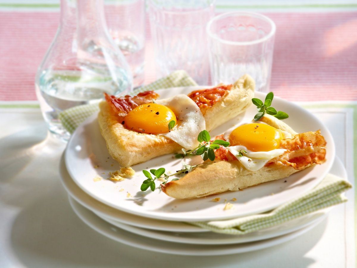 Knoblauch-Ecken mit Ei und Bacon