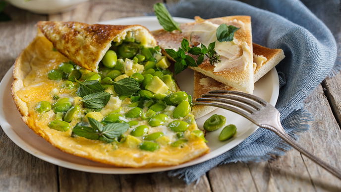Omelett mit Edamame-Bohnen, Avocado und Minze