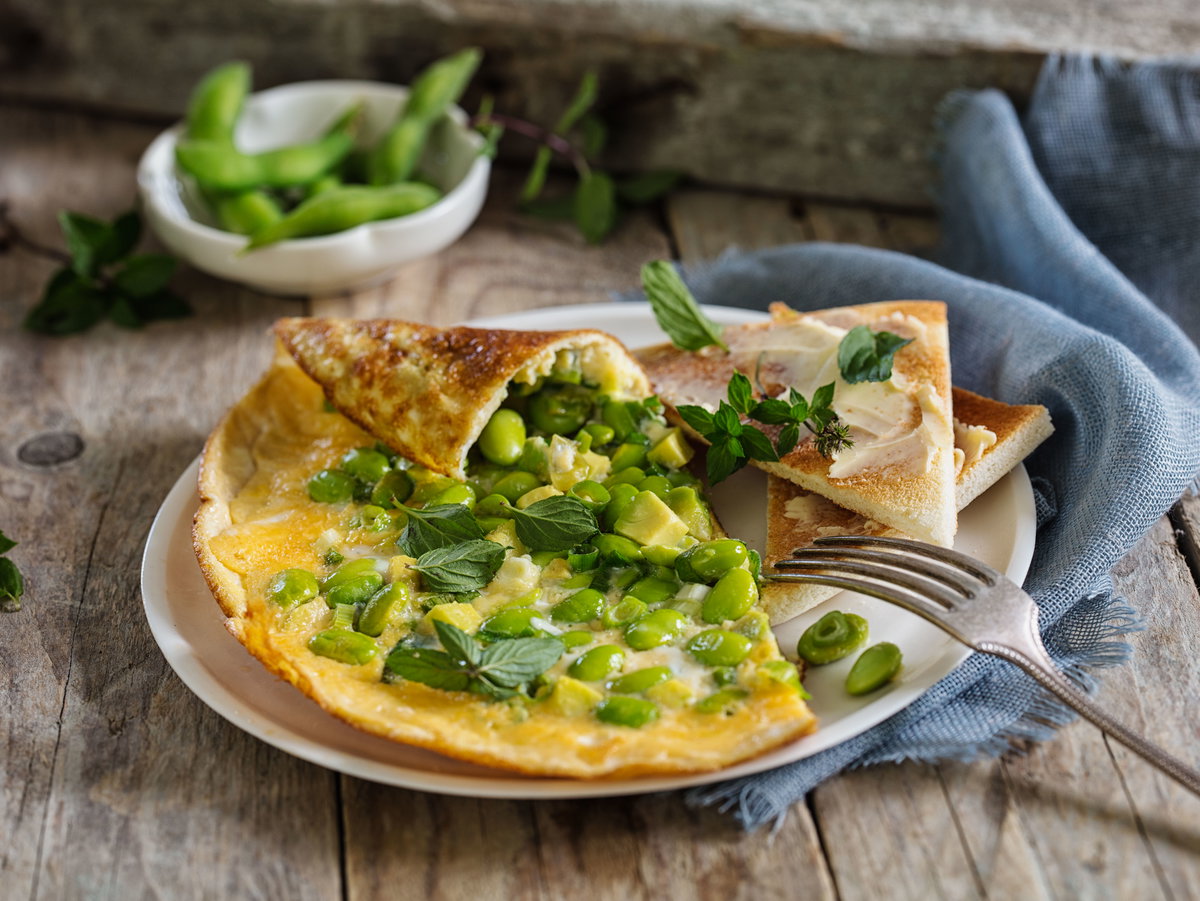 Omelett mit Edamame-Bohnen, Avocado und Minze