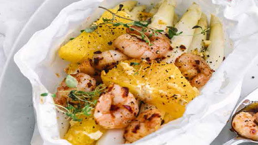Orangenspargel aus dem Ofenpäckchen mit Garnelen