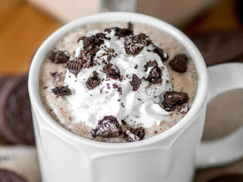 Heiße Schokolade mit Oreo und Sahne