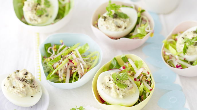 Gefüllte Eier auf Salat