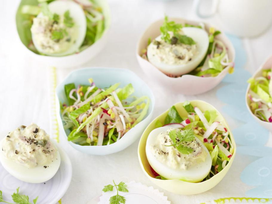 Gefüllte Eier auf Salat