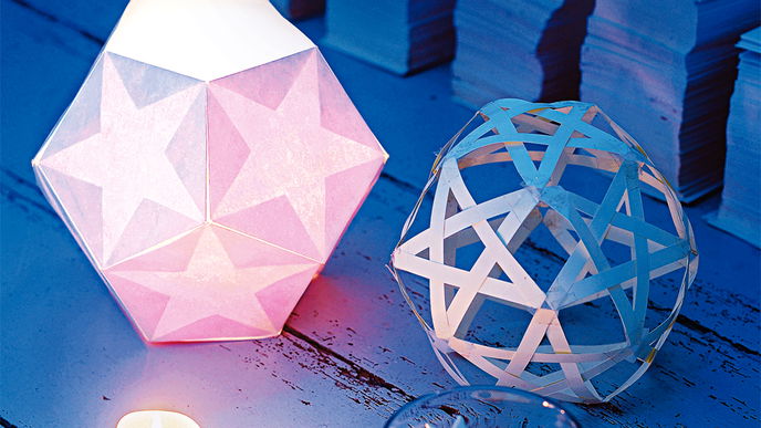Papierfiguren und Windlichter mit Sternen