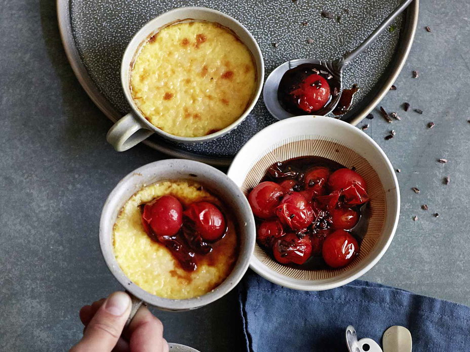 Parmesan-Crème-brulée mit geschmolzenen Tomaten in kleinen Tassen serviert