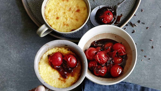 Parmesan-Crème-brulée mit geschmolzenen Tomaten 