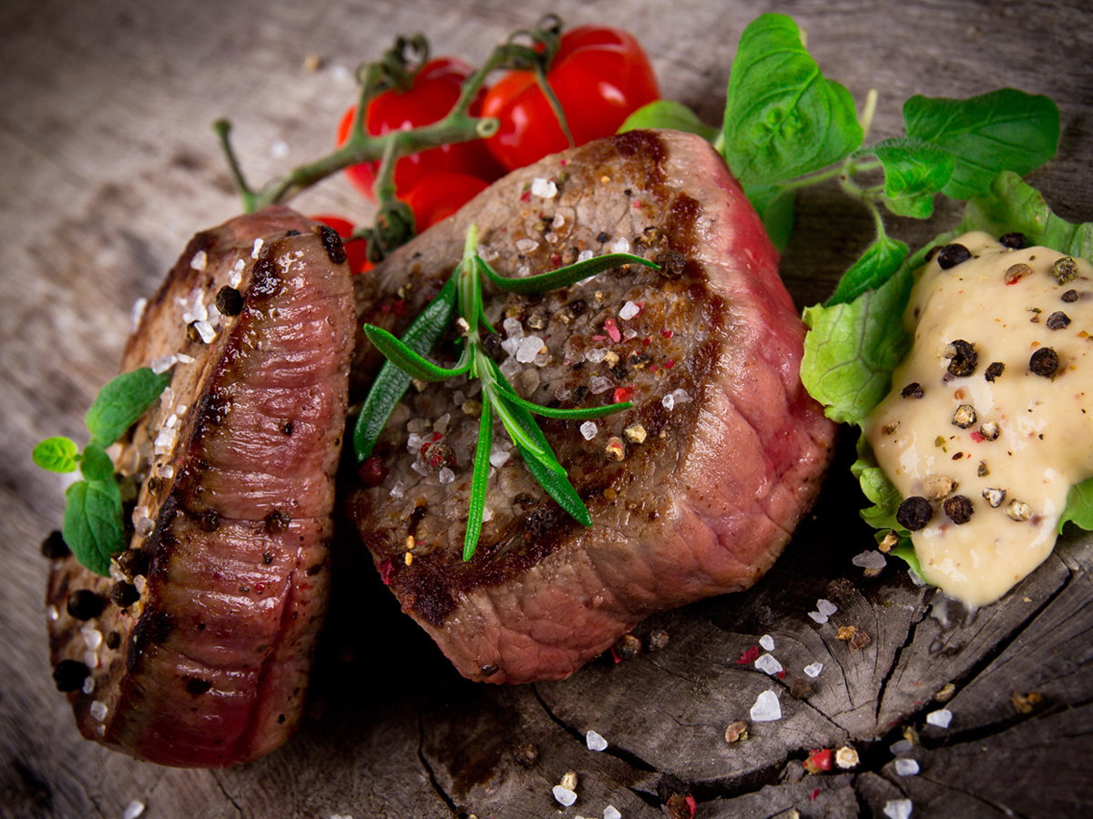 Perfektes Steak mit Kräutern, Salz und Peffer - So gelingt Ihnen ein saftiges und zartes Steak