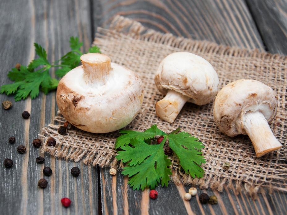 Rohe Champignons auf einem Brettchen