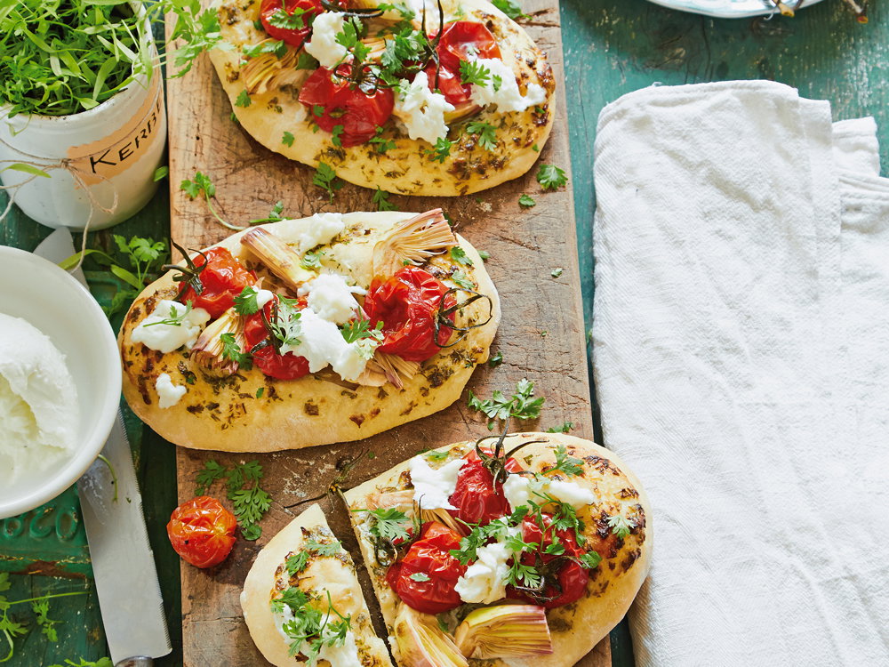 Pizzafladen mit Kerbel-Schmand und Tomaten