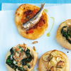 Pizzette "Tricolore" belegt mit Spinat, Tomaten und Kartoffeln