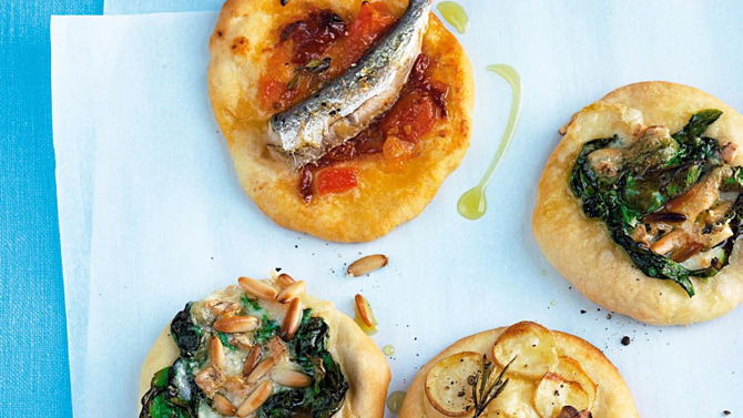 Pizzette "Tricolore" belegt mit Spinat, Tomaten und Kartoffeln