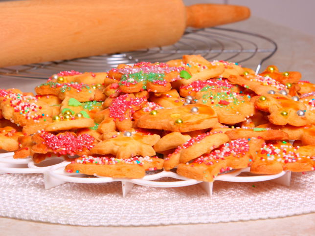 Ausgestochene Weihnachts-Plätzchen - Wir geben Ihnen Tipps für ein entspannt-fröhliches Plätzchen-Ausstechen mit den Kleinen