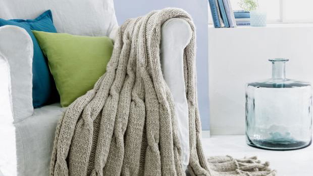 Dekoratives Plaid mit Zopfmuster