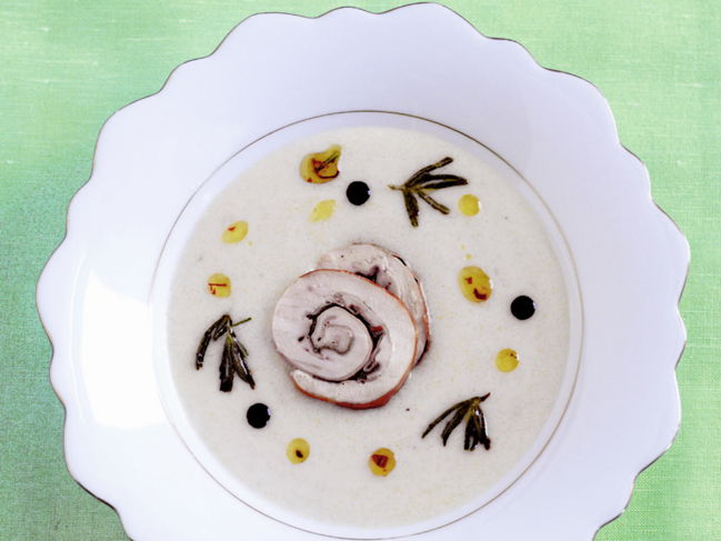 Polentasuppe mit Perlhuhn-Roulade