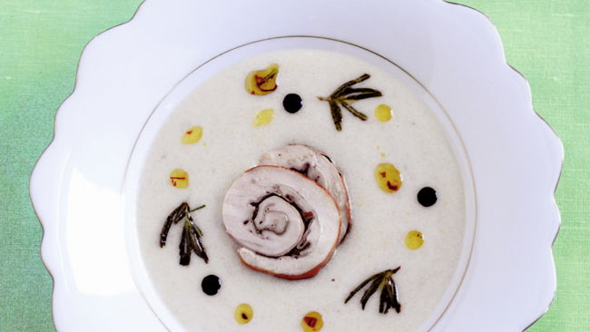 Polentasuppe mit Perlhuhn-Roulade