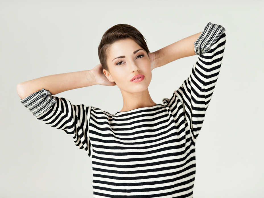 Frau mit Pomade im Haar