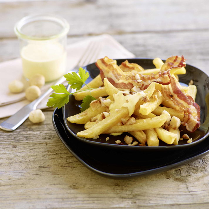 1.2.3 Frites Deluxe mit Bacon,Macadamia-Nüssen und Safran-Dipp