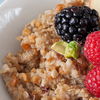 Laktosefreies Porridge mit Äpfeln, Beeren und Zimt