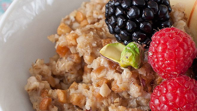 Laktosefreies Porridge mit Äpfeln, Beeren und Zimt