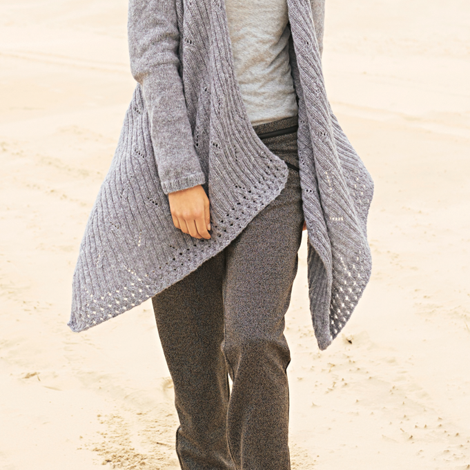 Frau am Strand trägt Raglan-Jacke mit Zipfelsaum