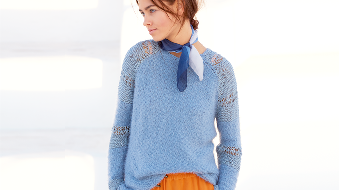 Blauer Raglanpulli im Mustermix