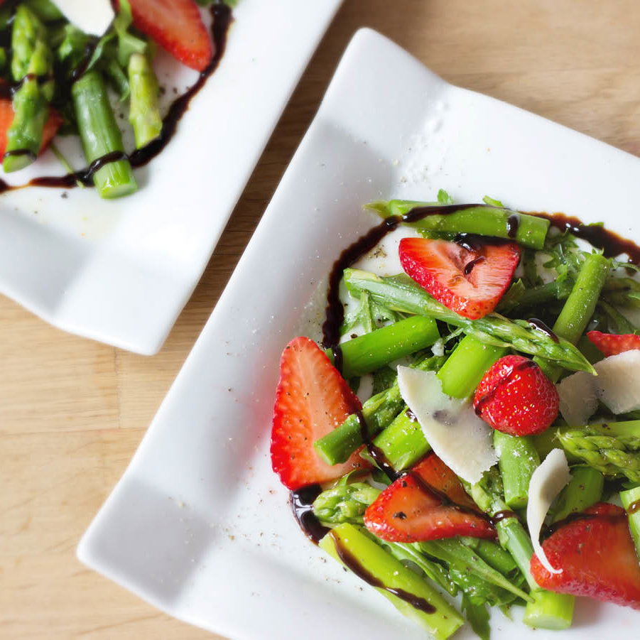 Salat aus Erdbeeren und Spargel mit Parmesan-Spähnen