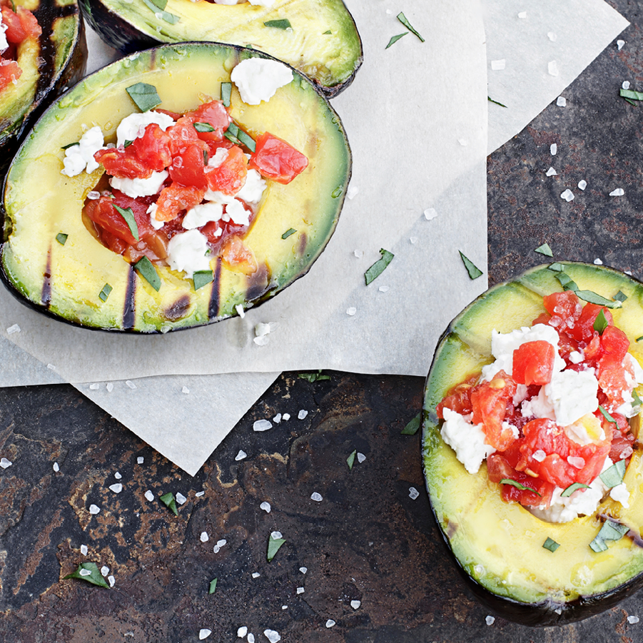Rezept für leckere Avocado vom Grill mit Tomaten