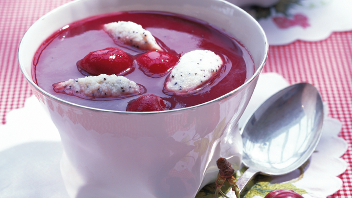 Kirschsuppe mit Grießklößchen 